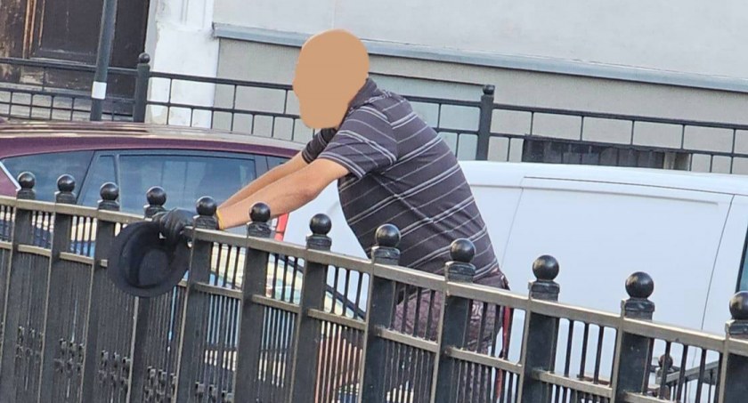 Widziany w masce i z nożem. Czy jest niebezpieczny?