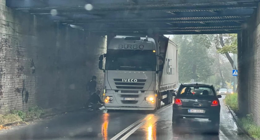 Ciężarówka utknęła pod wiaduktem