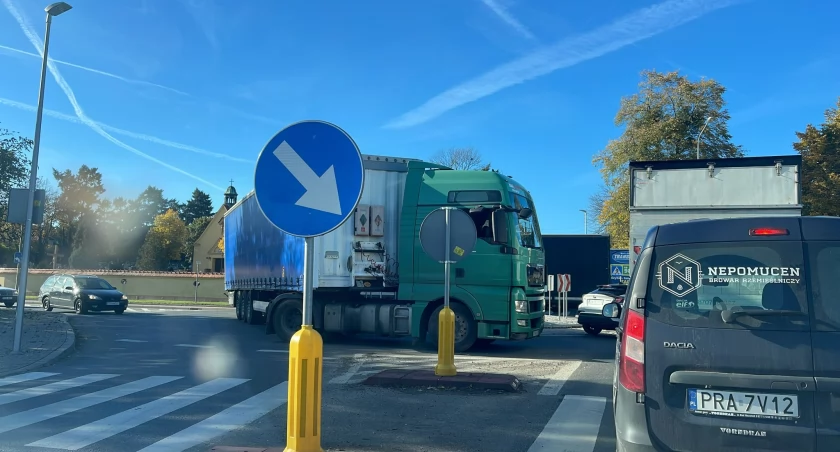 Korek na głównej ulicy miasta. Na rondzie utknął tir