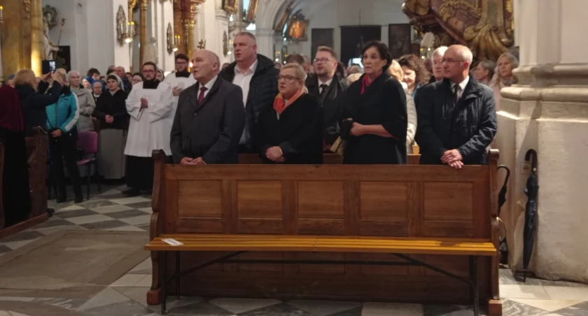 Propisowski burmistrz ciągle bryluje z działaczami PiS i Suwerennej Polski