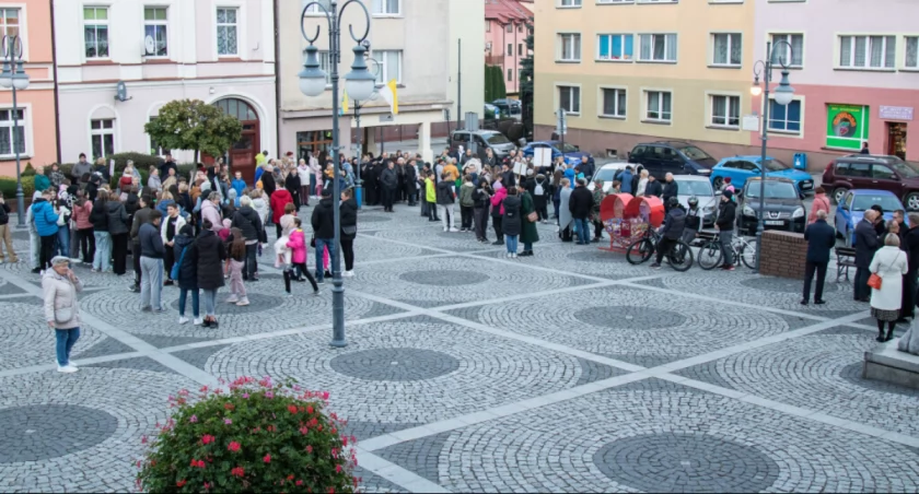 Pielgrzymowali z rynku do bazyliki. W pierwszym szeregu władza…