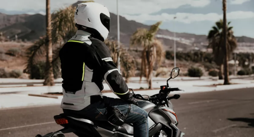 Kurtka motocyklowa – skórzana czy tekstylna? Czy istnieją tanie dobre kurtki motocyklowe?