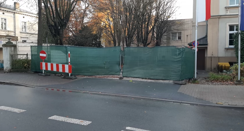 Pokazujemy, co kryje się za tym ogrodzeniem