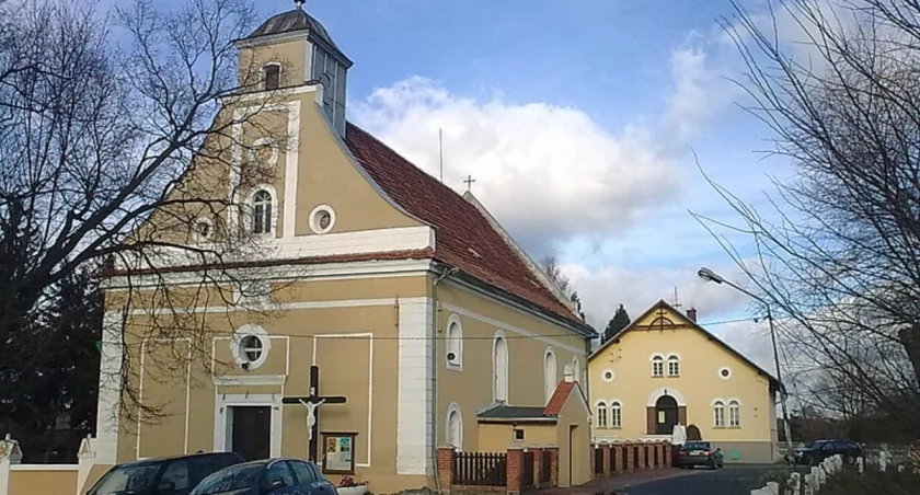 Trzebnica: Burmistrz chce oddać parafii działkę 
