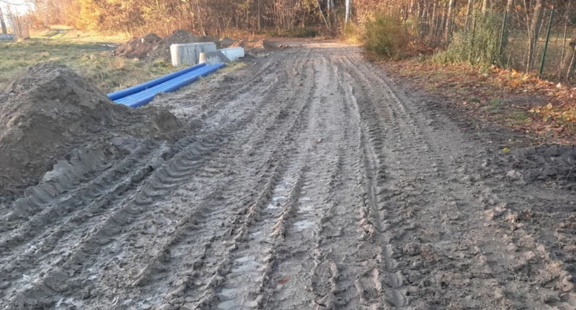 Rozjeżdżana, pełna błota droga rowerowa prowadząca na Grzybek