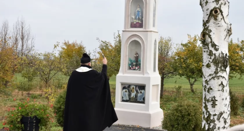 Nowy chodnik i odnowiona kapliczka