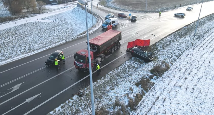 Śmiertelny wypadek pod Trzebnicą. Są też ranni [ZDJĘCIA]