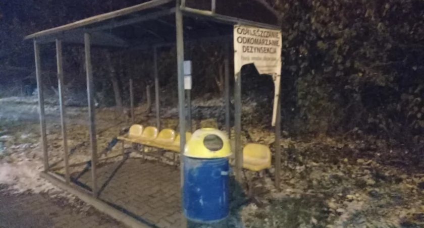 Wandale zniszczyli przystanek. A ludzie mokną i marzną