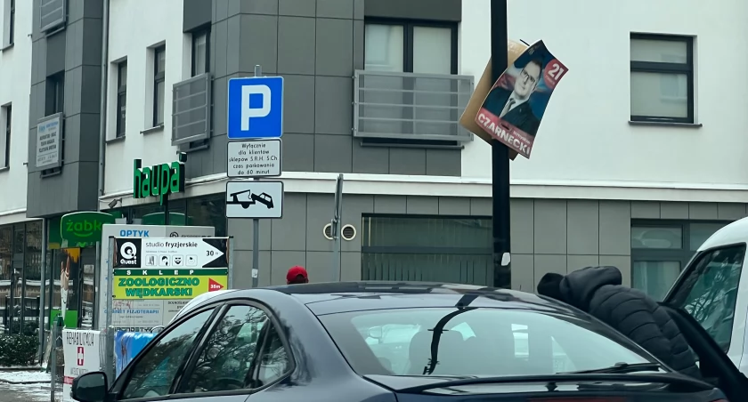 Układy, układziki. W tle, związki burmistrza z PiS