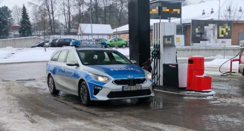 Pijany, bez prawa jazdy, uszkodził inny samochód