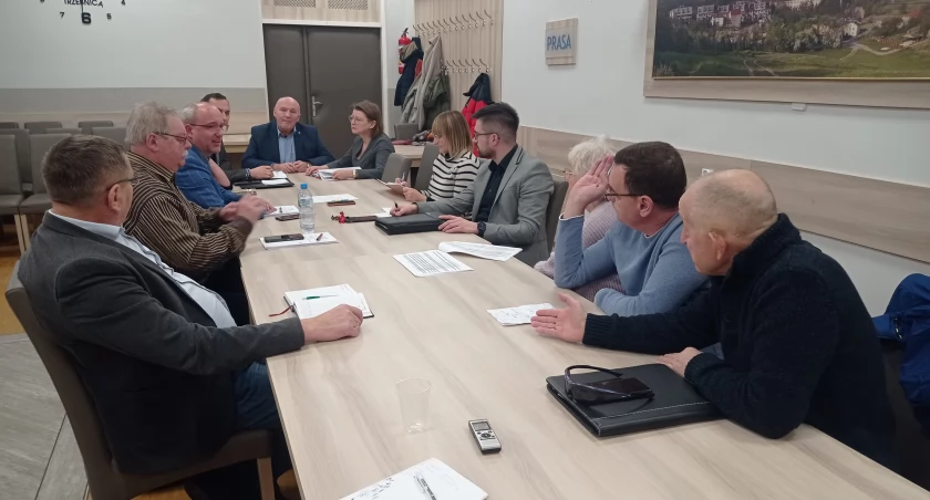 Sprzeczka na komisji. W tle marnowanie publicznych pieniędzy
