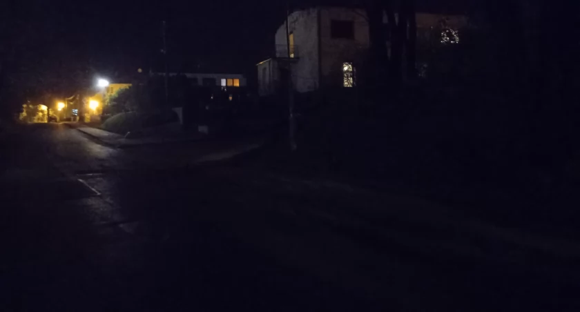 Skrzyżowanie nie jest ciemne, bo oświetla je posesja prywatna