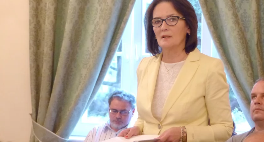 Trzebnica: Nagrody dla urzędników OPS i dziwne umowy