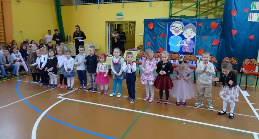 Dzień Babci i Dziadka w Szkole Podstawowej im. ks. Jana Twardowskiego w Powidzku