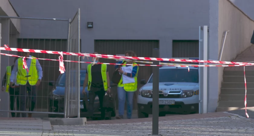 Trzebnica. Policja w urzędzie i w ośrodku kultury. Zobaczcie FILM