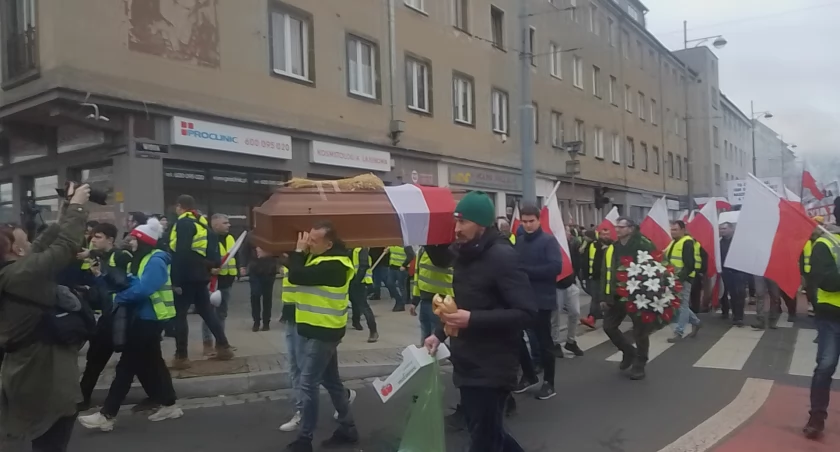 Protesty rolników. Jajkami w budynek przedstawicielstwa 