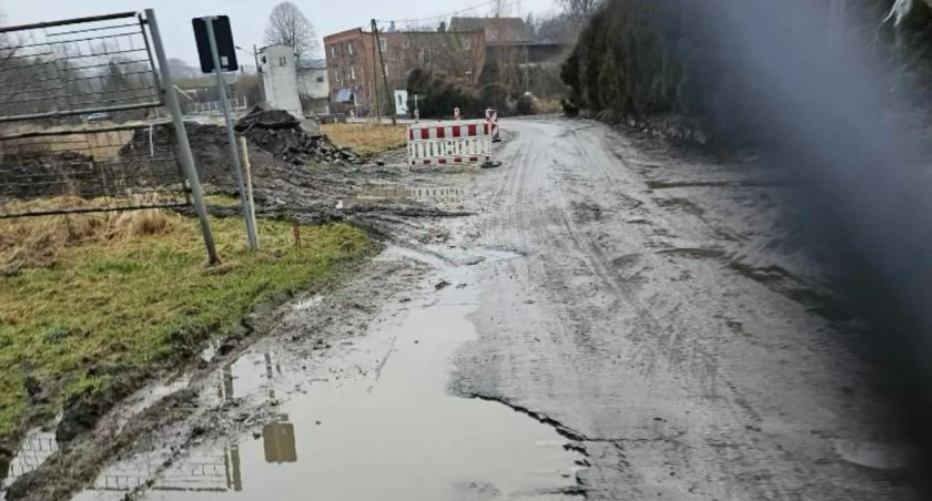 Nikt nie sprząta błota w Machnicach