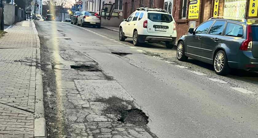 Dziura na dziurze. Tam możesz urwać zawieszenie