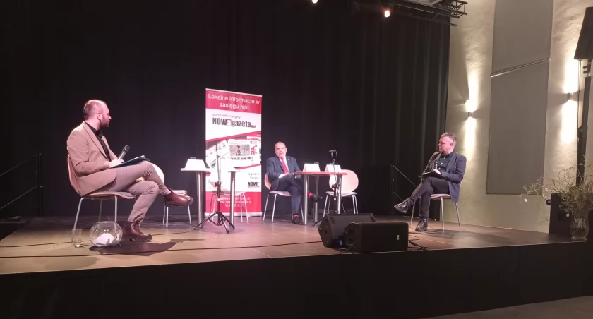 Debata pustych krzeseł