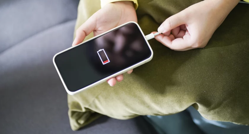 Kiedy należy rozważyć wymianę baterii iPhone?