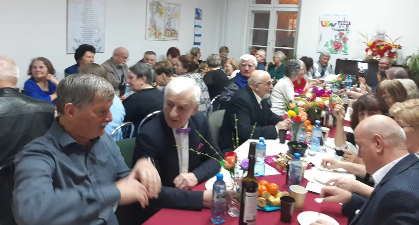 Uczą się, bawią i promują miasto. Wywiad z prezeską UTW TĘCZA