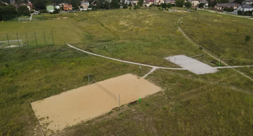 Siatkarki zdobywają awans na mistrzostwa, a burmistrz likwiduje boisko