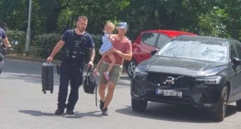 Eskortowali ich do szpitala. Dziewczynka mdlała
