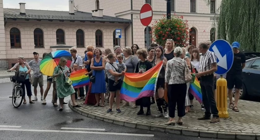 Indoktrynacja czy edukacja? Kontrowersje wokół wystawy i konferencja przeciwników LGBT+
