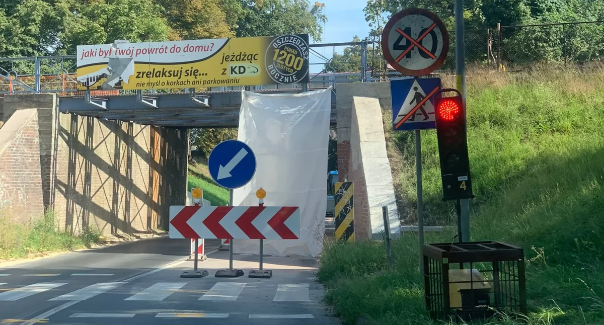 Ruch wahadłowy pod mostem