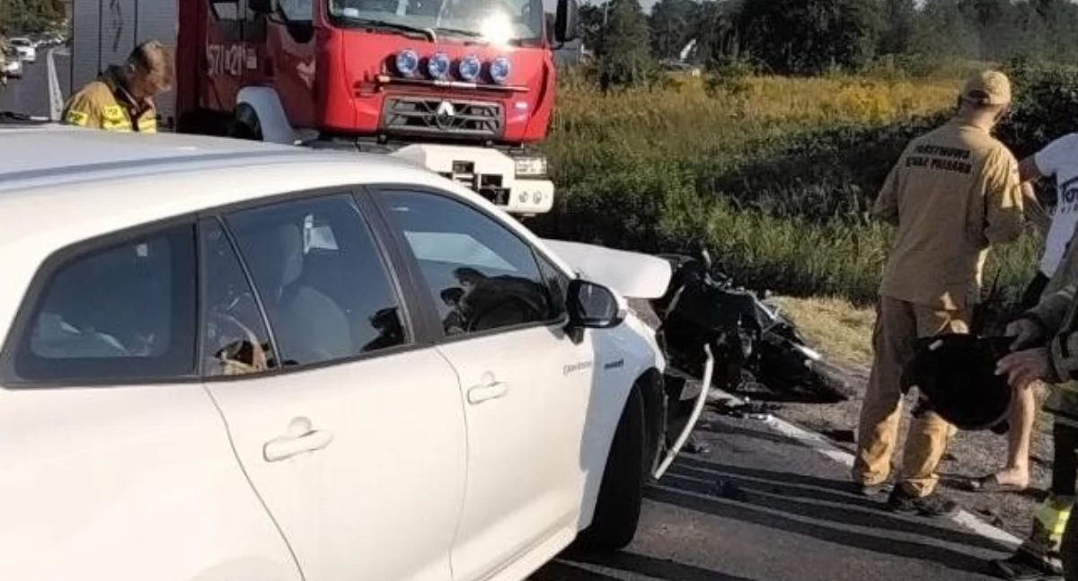 Czołowe zderzenie samochodu i motocykla