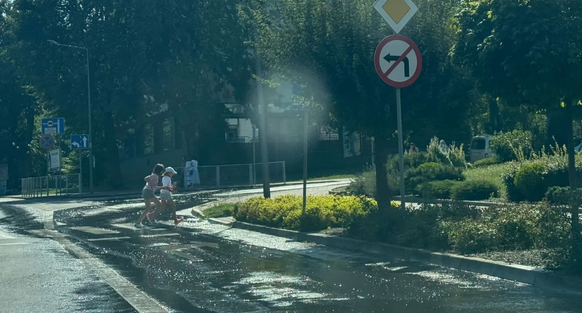 Awaria w centrum. Po ulicach płynie 