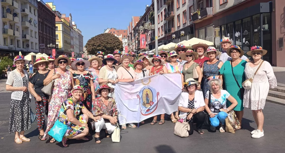 Z kapeluszem i uśmiechem z Zawoni do Wrocławia