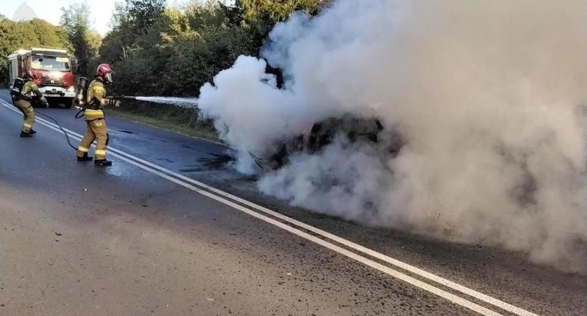Strażacy gasili samochód. W pojeździe podróżowały 4 osoby