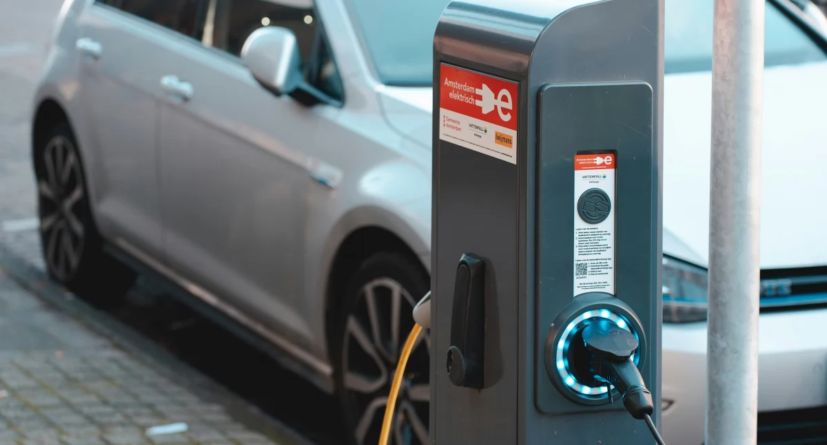 Carporty i magazyny energii jako elementy zrównoważonego stylu życia