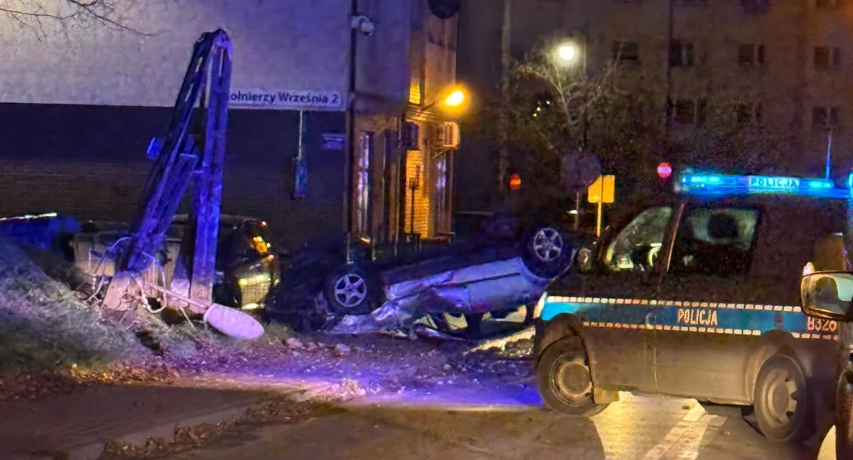 Nocny wypadek: Samochód dachował, latarnia została zniszczona. 