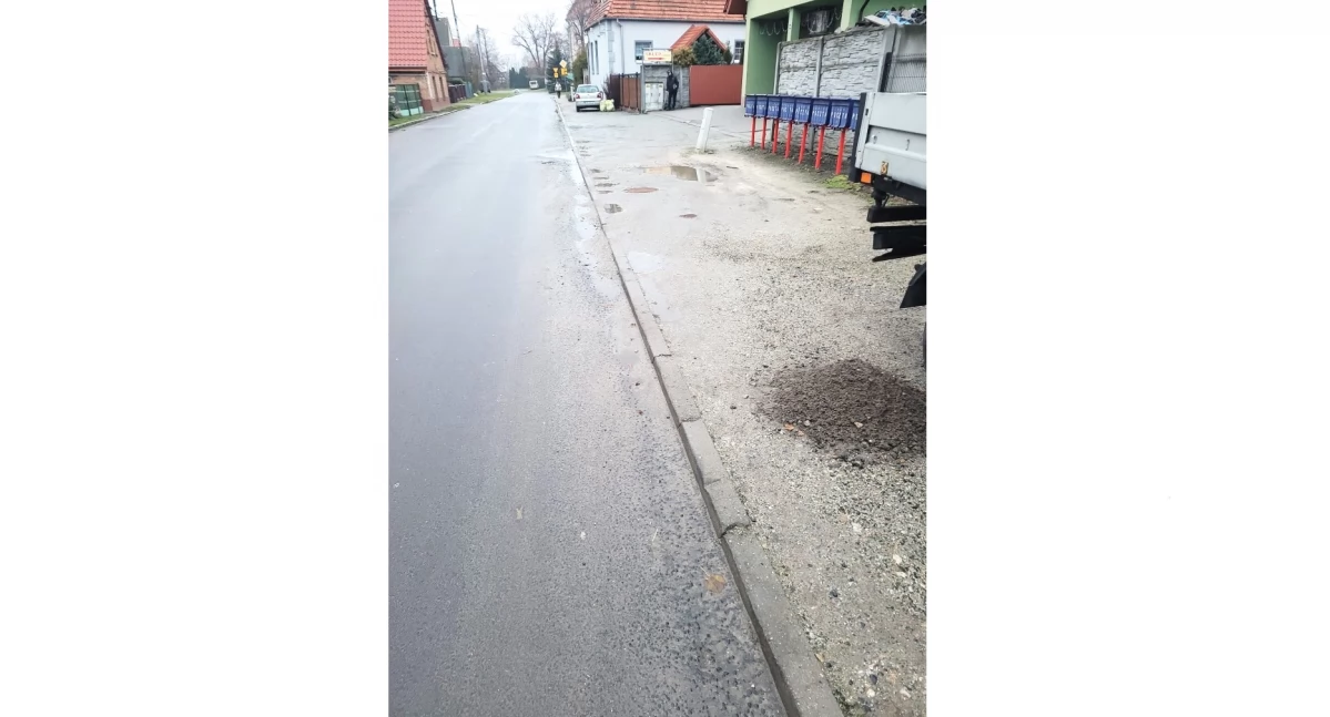 Porządkowała pobocze - dzielnicowy wręczył mandat za zaśmiecanie