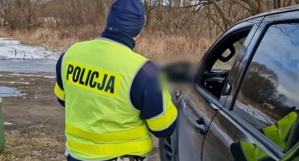 Wpadł przez niezapięte pasy. Odpowie przed sądem