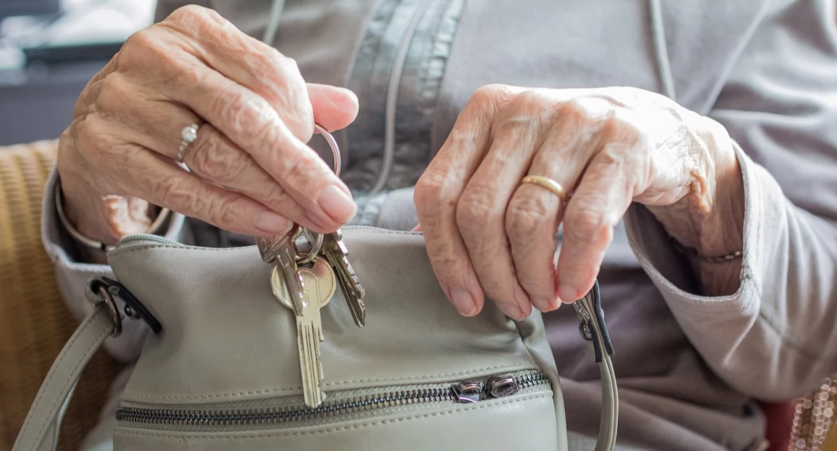 Darmowe opaski bezpieczeństwa dla seniorów