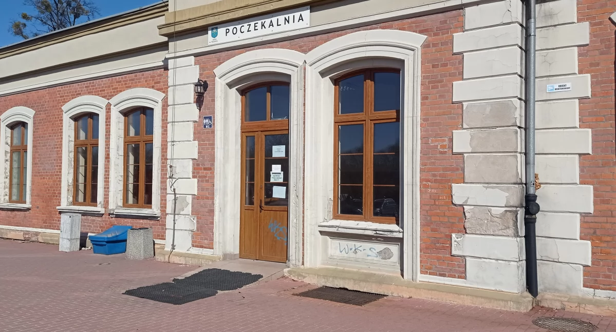 Poczekalnia jest, ale na pociąg czekają na zewnątrz