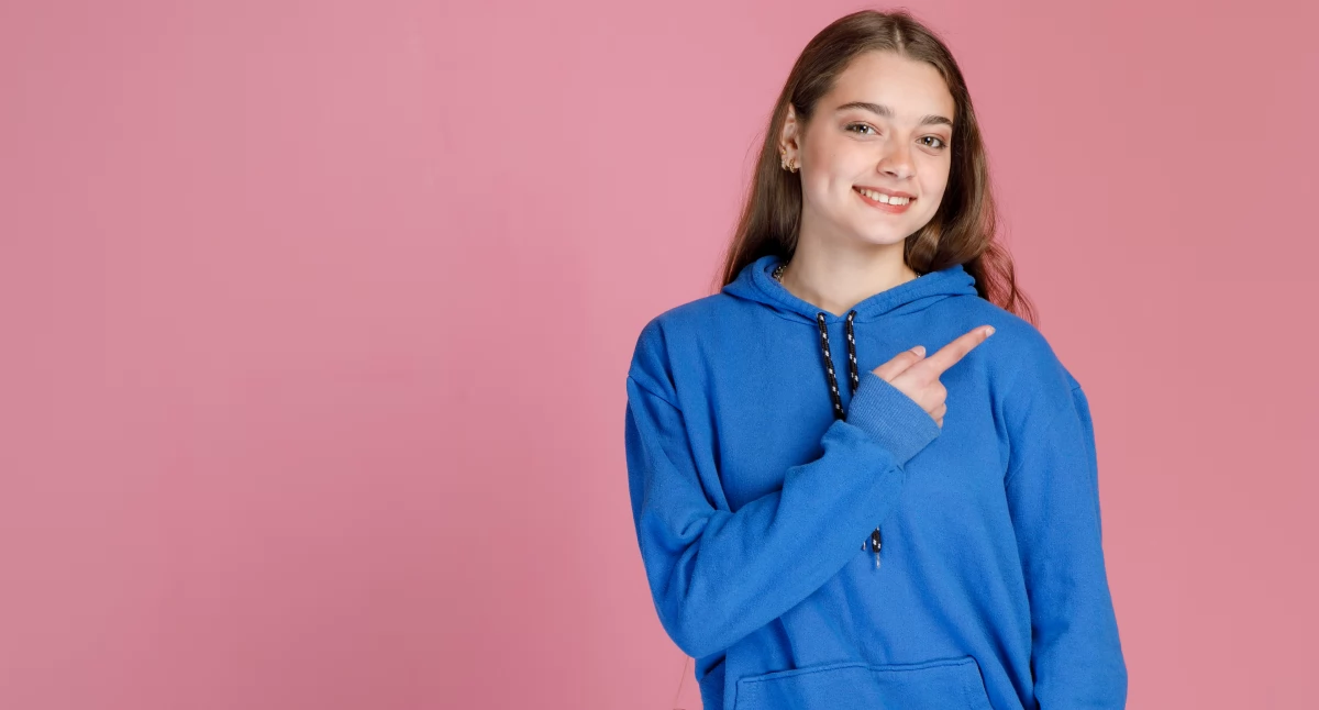 Bluzy z własnym nadrukiem – jak zaprojektować odzież, która przyciągnie uwagę klientów?