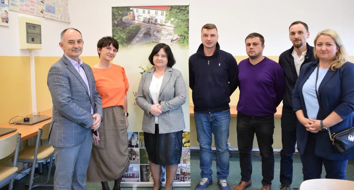 Podpisanie umowy na budowę boiska z zadaszeniem