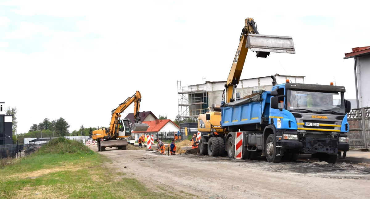 Nowy chodnik przy ul. Kwiatowej w Szewcach – prace w toku