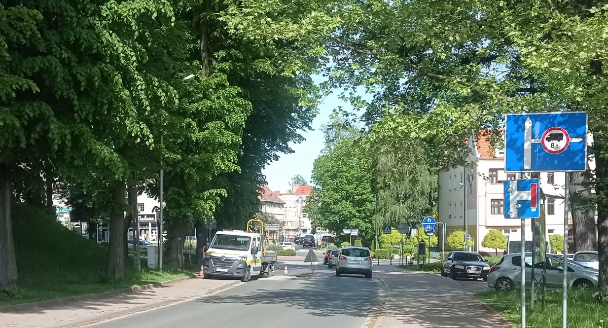 Prace na jezdni w Trzebnicy. Trzeba zachować ostrożność