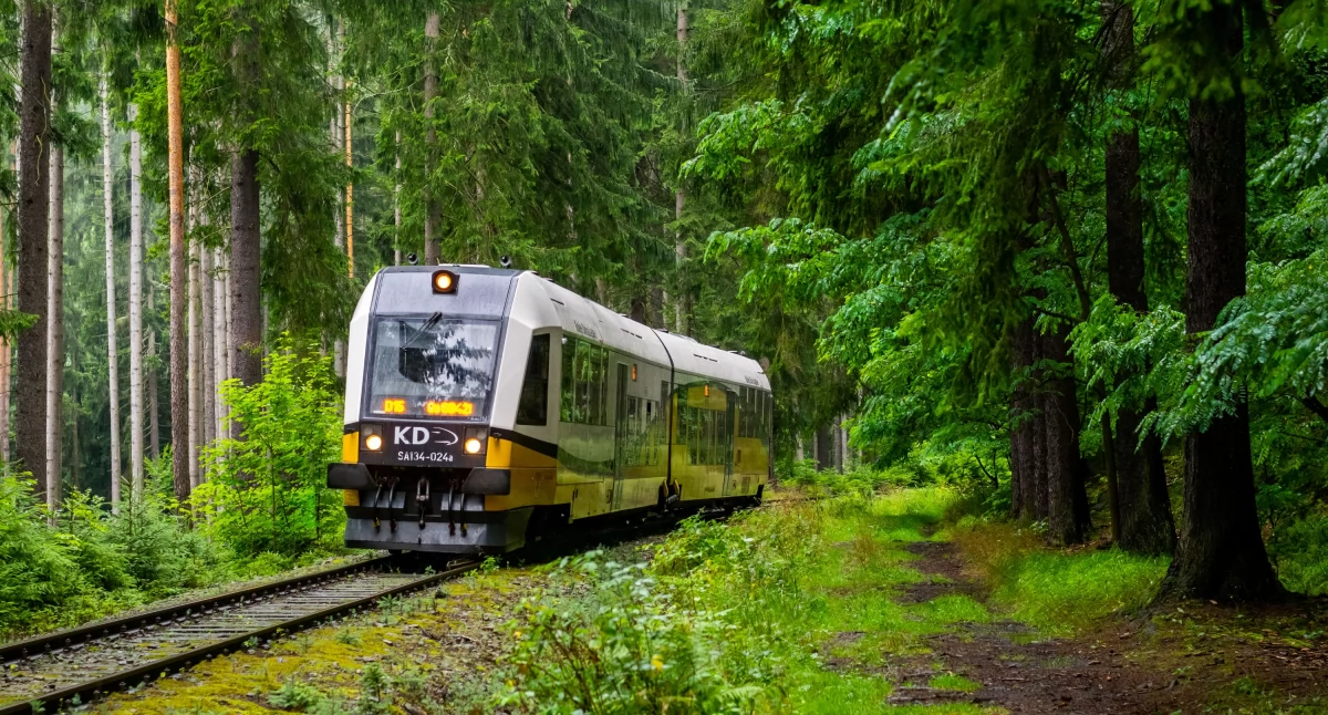 Karpacz wraca na mapę kolejową!  Aż 14 par pociągów w weekendy i KD Retro na trasie!
