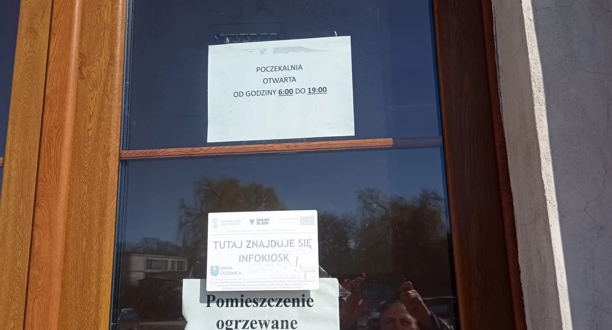Poczekalnia jest, ale na pociąg czekają na zewnątrz. Gmina odpowiada