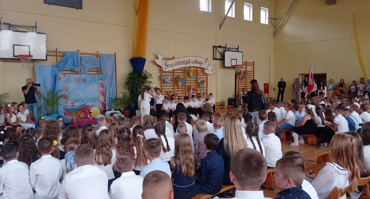 Ostatni dzwonek zabrzmiał – uczniowie rozpoczęli wakacje