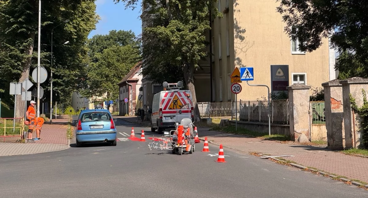 Malowanie pasów na przejściach dla pieszych w Trzebnicy