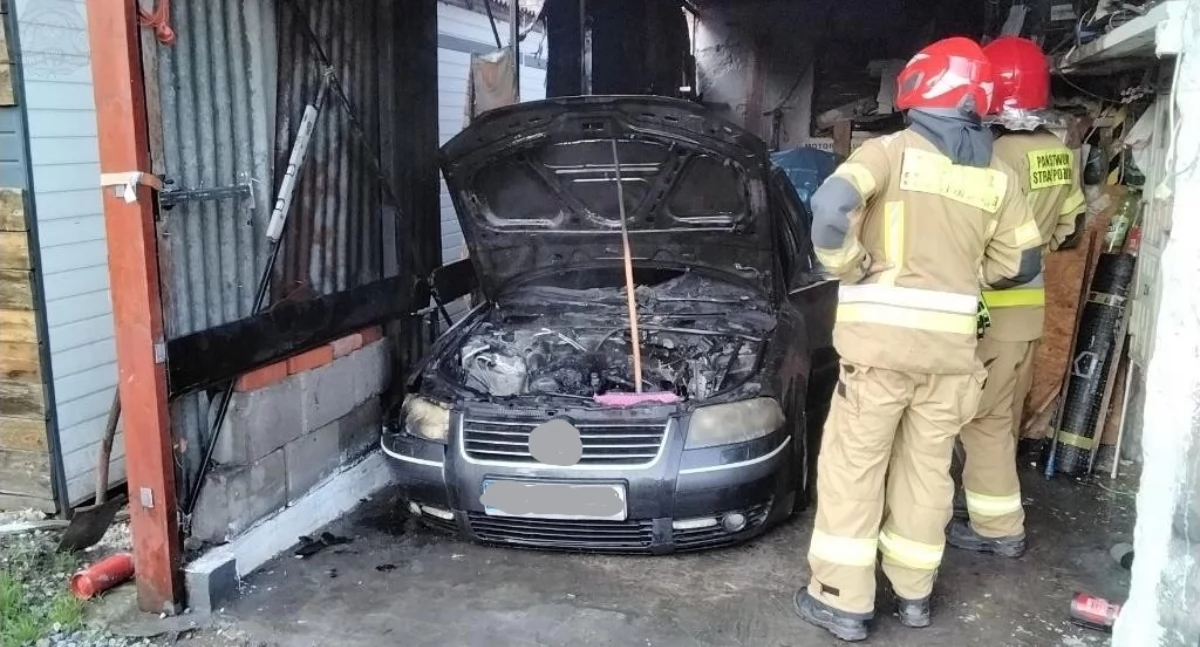 Płonące auto w garażu
