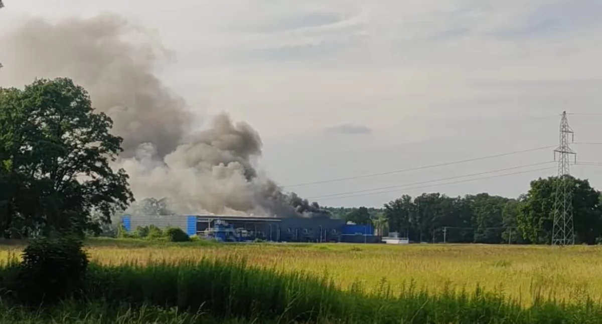 Pożar w zakładzie utylizacji baterii w Bukowicach. Dym i ogień widać było z wielu kilometrów