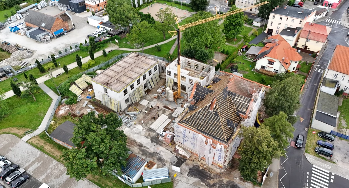 Nowy Urząd Miejski i Stanica Rowerowa powstają w Żmigrodzie. Postęp prac widać z dnia na dzień